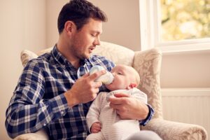 Snazší získání ošetřovného a delší otcovská dovolená možná už od ledna 2022